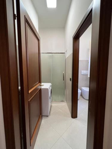 西尼加利亚Appartamento del Duca的带冰箱和卫生间的浴室。