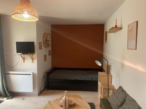 滨海苏拉克L'Océanaise的一间小卧室,配有一张床和电视
