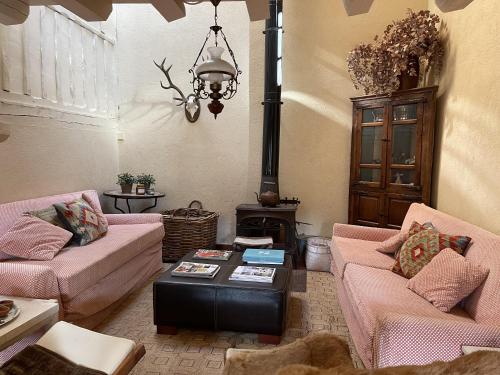 马德古拉Stunning 7-Bed House in Madriguera的客厅配有两张沙发和一张桌子