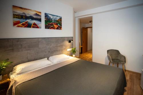 罗列特海岸Hotel Ridomar 365的一间卧室配有一张大床和一把椅子