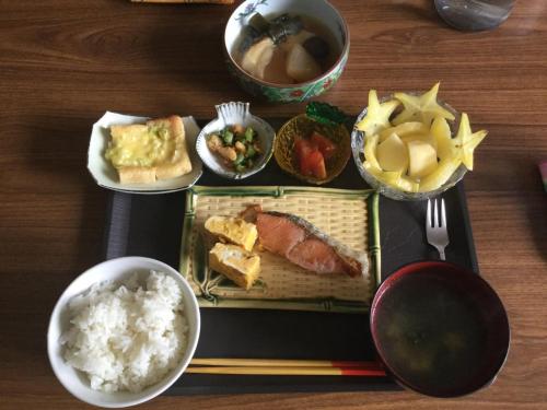 AsaHOMESTAY Kucha - Vacation STAY 17860v的桌上的盘子,包括寿司和米饭