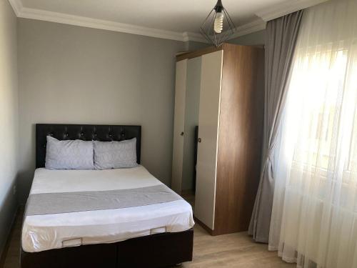 特拉布宗Rüya apart的一间卧室设有一张大床和一个窗户。