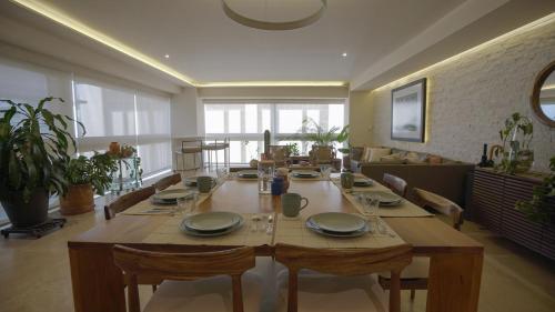 墨西哥城3 Bedroom Apartment in Polanco - best location的客厅里一张大木桌