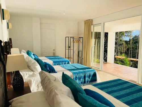 圣卡塔里纳帕洛波Villa Palopo的一间带两张床的卧室和一个阳台