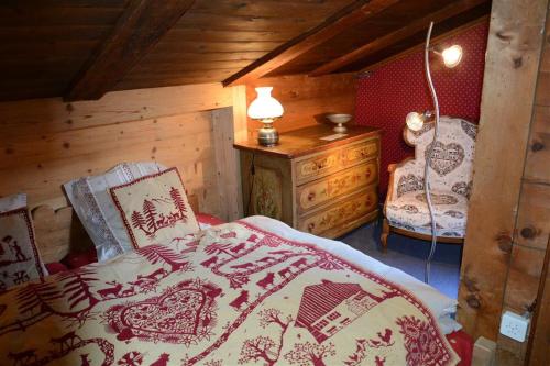 格施塔德Le Vieux Chalet的一间卧室配有床、梳妆台和台灯。