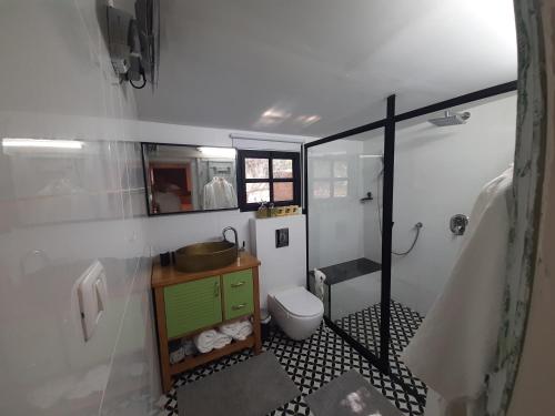Sharonaבשרונה בגליל的一间带卫生间和水槽的小浴室