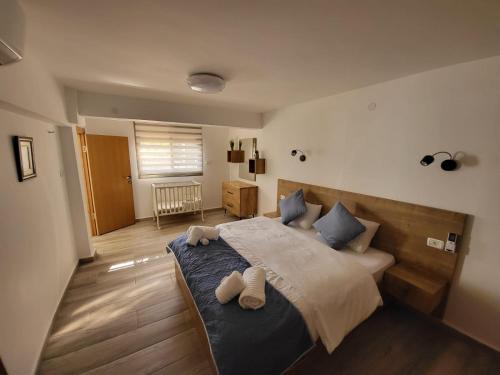 拿撒勒Maria's GuestHouse - Uphill View of Nazareth F的一间卧室配有一张大床和两个枕头