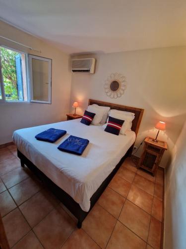 蒙蒂塞洛阿里纳比安卡酒店的一间卧室配有一张大床和两个枕头