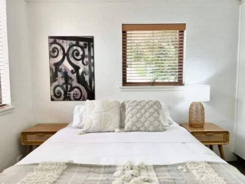 努萨角Paradise plantation on Noosa Hill 143NI的卧室配有白色的床和窗户。
