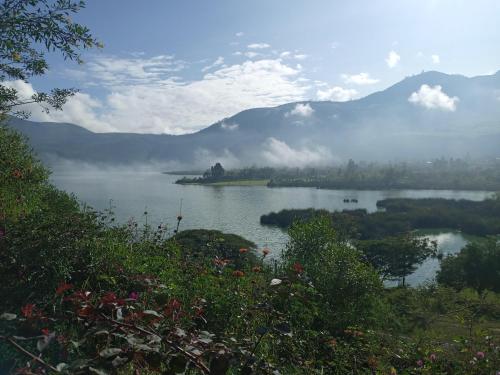 伊瓦拉BUNGALOWS YAHUARCOCHA的享有以山脉为背景的湖泊美景