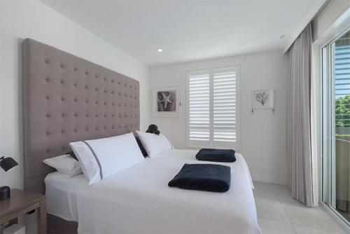 努萨角Luxury in the Heart of Hastings street 628的卧室设有一张白色大床和一扇窗户。