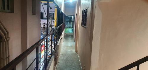 PudukkottaiHallima Service Apartments Non Ac Homestay low Budget的一条长过道的建筑里空的走廊