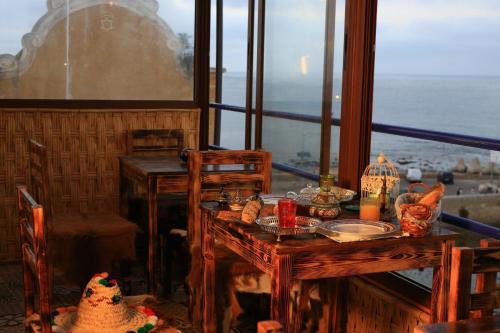 杰迪代A Casa da mare的海景客房 - 带桌子