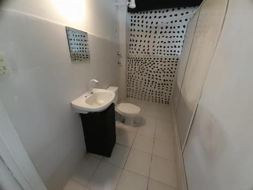 提瓦坎departamento amplio el molino的白色的浴室设有水槽和卫生间。
