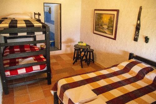 HOTEL CAMPESTRE ABRAZO DEL ANGEL客房内的一张或多张双层床