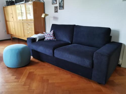 班贝格Gundis Gästezimmer的客厅里蓝色的沙发,有蓝色的搁脚凳