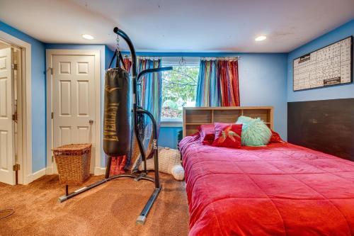 Pet-Friendly Fort Thomas Vacation Rental with Deck!的一间卧室配有一张大床和一首吹奏