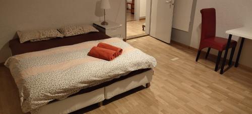 圣加仑City Home St Gallen的一间卧室配有一张带红色毛巾的床