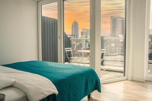 恩斯赫德The Residence Enschede的卧室设有大窗户,享有城市美景