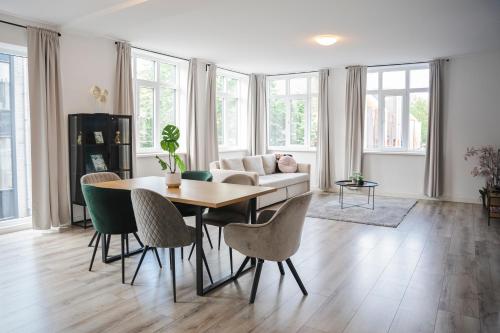 恩斯赫德The Residence Enschede的客厅配有桌椅和沙发