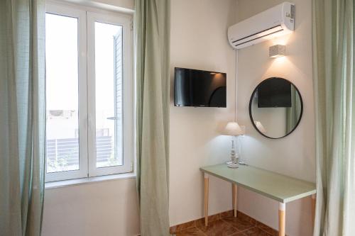 波罗斯Sunny yard apartments的客房设有镜子、桌子和窗户。
