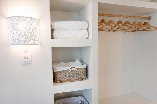 波罗斯Sunny yard apartments的浴室设有衣柜、毛巾和书架