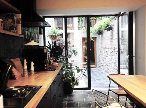 列日Bonjour Pierreuse的厨房配有柜台和植物桌子