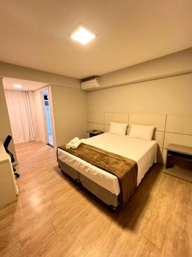 São Gonçalo do Rio AbaixoSG Apart Hotel的一间卧室,卧室内配有一张大床