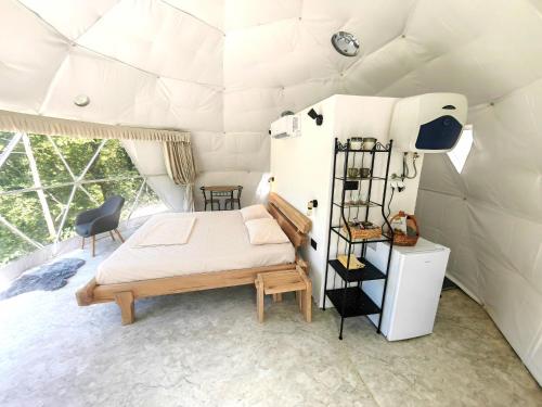 ZEN Relaxing Village的帐篷内的卧室,配有床架