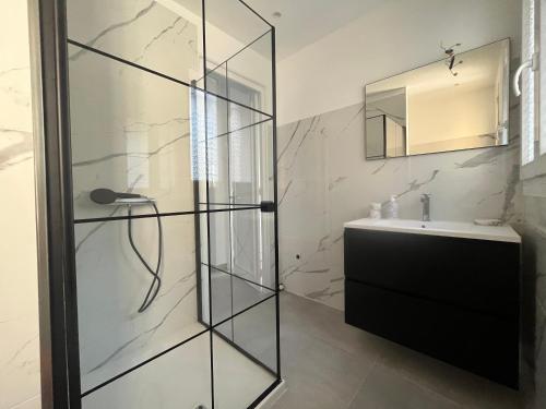 格拉斯Villa 2 chambres rénovée Juillet 2023 - vue mer - parking privé的一间带玻璃淋浴和水槽的浴室