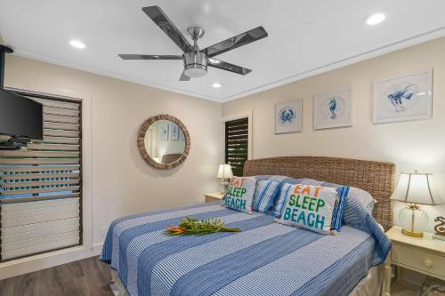 科洛阿Updated 1Br 1Ba Condo in the Kiahuna Plantation Resort near Poipu Beach 430的一间卧室配有一张床和吊扇