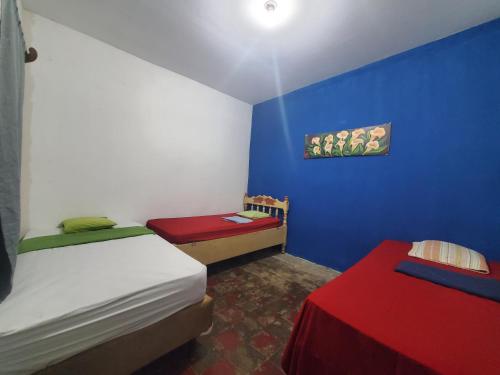 莫约加尔帕Casa Esmeralda的一间卧室设有两张床和蓝色的墙壁