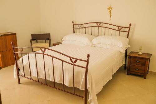 莫诺波利Suite Sabean by STHEY的卧室配有一张带白色床单和枕头的大床。
