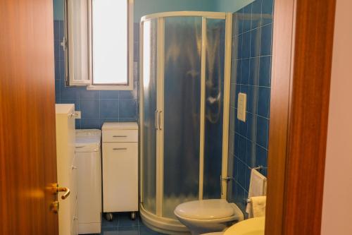 莫诺波利Suite Sabean by STHEY的带淋浴和卫生间的浴室