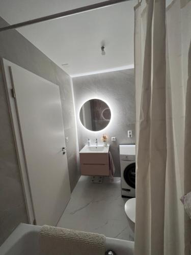PuidouxTerrasse de lavaux chambre privée的一间带水槽和镜子的浴室