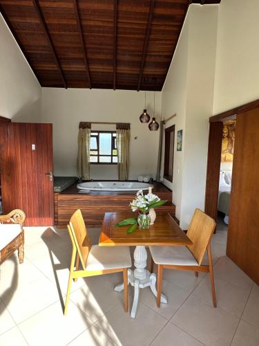 伯迪亚哥Residencial Villa Cris的一间带桌椅和一张床的用餐室