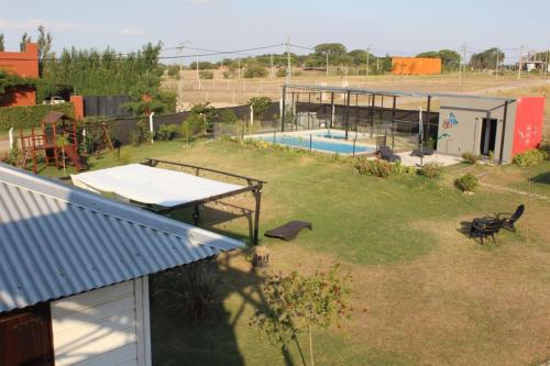 圣佩德罗Cabañas Santa Rita的享有后院的上方景色,设有游泳池
