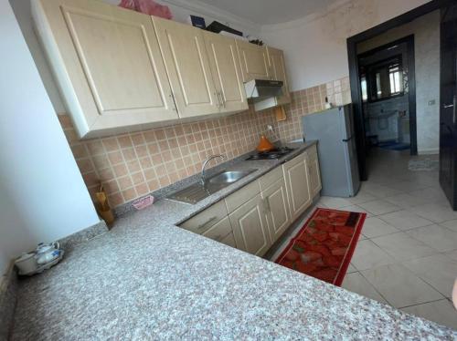 马拉喀什appartement a Marrakech的厨房配有水槽和冰箱