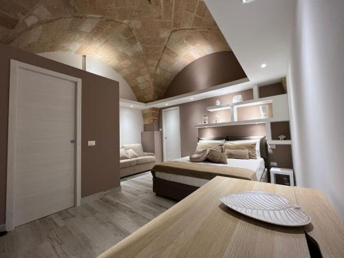 托尔基亚罗洛AvVolta nel Salento - Room & Relax的卧室配有一张床和一张桌子