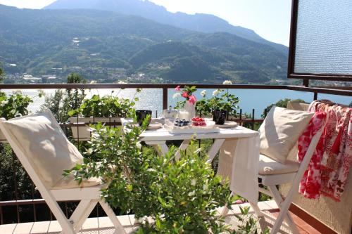 Tenna Serenity Escapes - Caldonazzo Lake的美景阳台配有桌椅