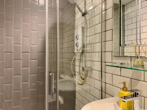 霍尔沃盖特Peaceful Norfolk Broads 1 Bedroom 2 bath annexe的带淋浴和盥洗盆的浴室