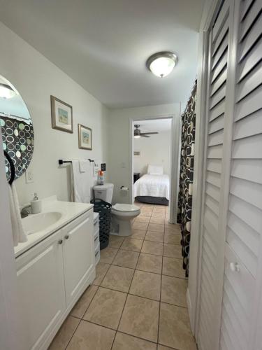 西棕榈滩Guest houses West Palm Beach 2BR or 1BR的浴室配有盥洗盆、卫生间和浴缸。