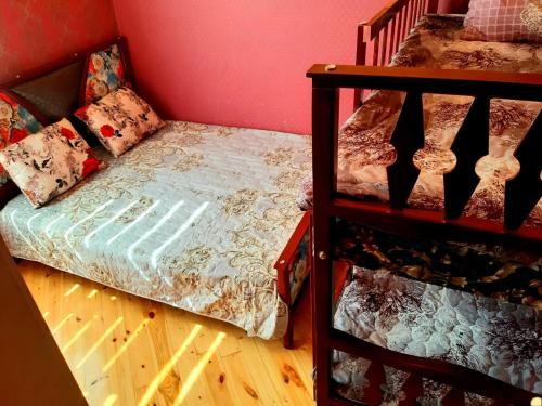 盖贝莱Villa ELO in Kebele的一间卧室设有双层床和楼梯。
