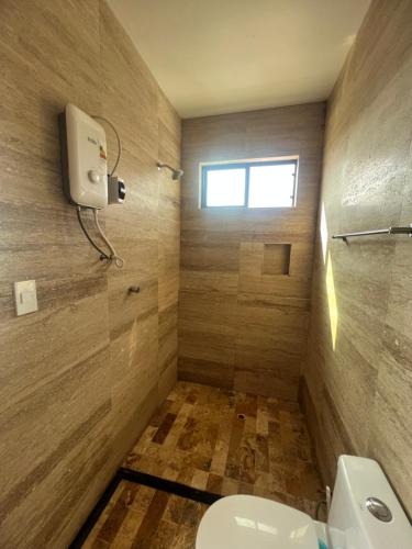 蓬塔赫尔莫萨Casablanca del Mar的一间带卫生间和淋浴的浴室