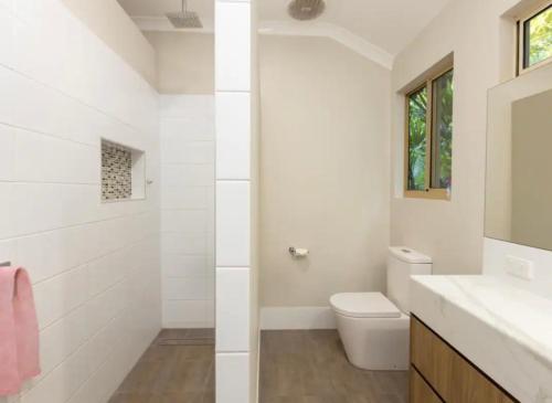 Cable BeachVilla within walking distance of cable beach Australia的白色的浴室设有卫生间和水槽。