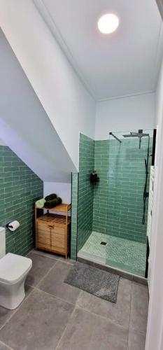 库列拉Loft el Baix - Cullera的带淋浴和卫生间的浴室