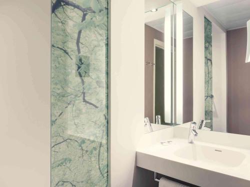 圣日耳曼昂莱Mercure Paris Ouest Saint Germain的带淋浴、水槽和镜子的浴室