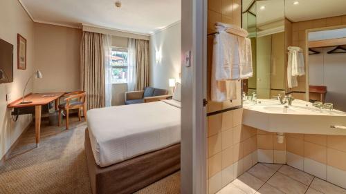 比勒陀利亚易住比勒陀利亚酒店的一间酒店客房 - 带一张床和一间浴室