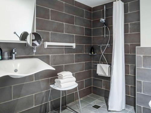 格拉斯哥Aparthotel Adagio Glasgow Central的一间带水槽和淋浴的浴室