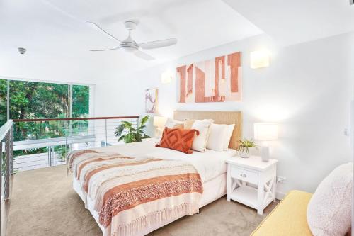 棕榈湾Hotel Drift 3205的一间白色卧室,配有床和阳台